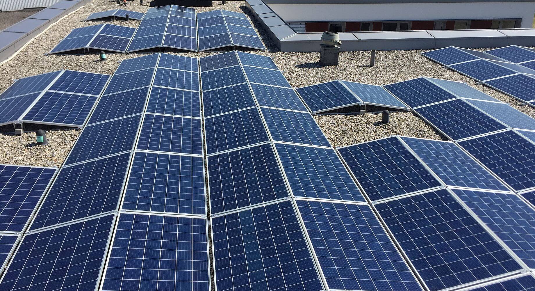 Mit einer Photovoltaikanlage decken wir den größten Teil unseres Energiebedarfs unserer Bürogebäude in Ingolstadt und Feldkirchen. 
