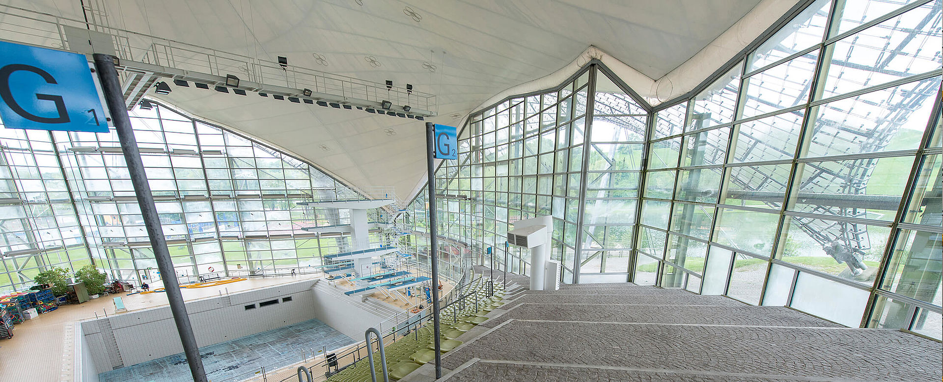 Architektonisch außergewöhnliche Konstruktion die Olympiaschwimmhalle in München.