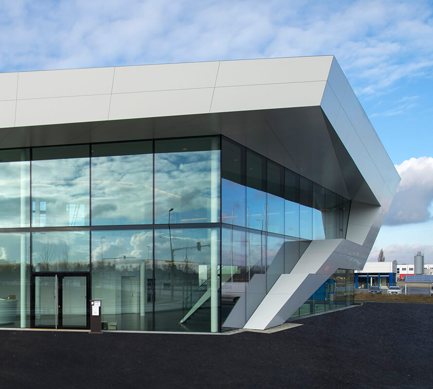 Ein modernes Bürogebäude in anspruchsvollem Design errichtet. 